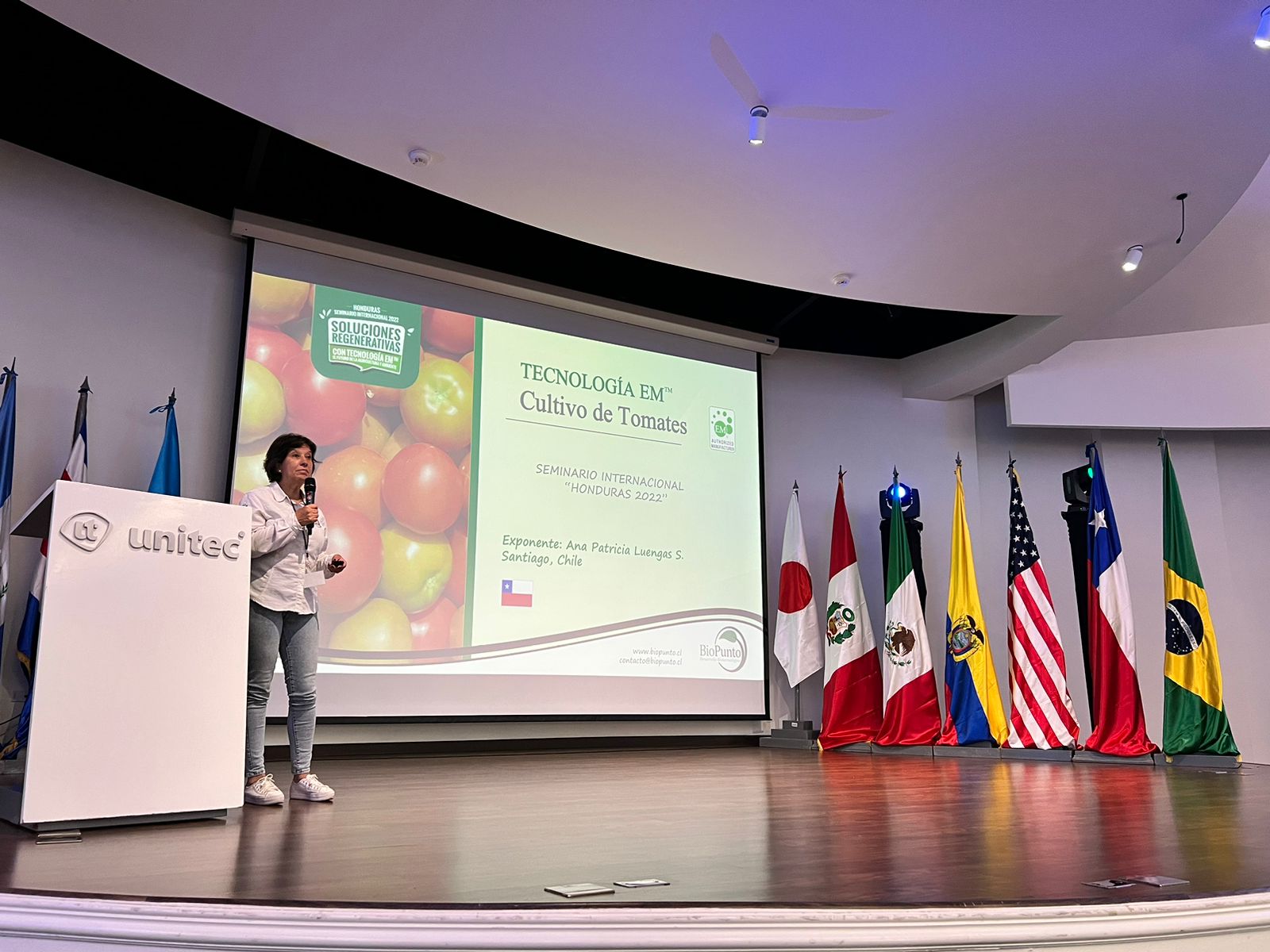 Representando a Chile en el seminario internacional “Soluciones regenerativas con Tecnología EM”